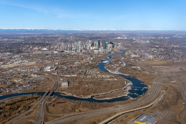 Alberta, Kanada 'daki Calgary şehir merkezinin hava görüntüsü.