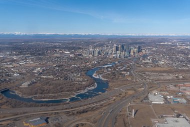 Alberta, Kanada 'daki Calgary şehir merkezinin hava görüntüsü.