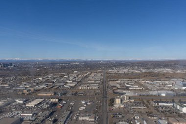 Calgary 'nin Alberta, Kanada' daki banliyölerinin havadan görünüşü