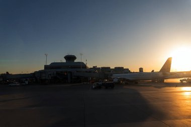 Toronto Pearson Uluslararası Havalimanı üzerinde şafak sökerken Kanada Ontario 'da muhteşem bir gökyüzü