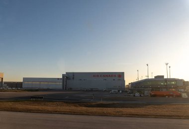 Kanada Ontario 'daki Toronto Pearson Uluslararası Havalimanı' nda uçak askıları.