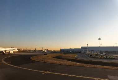 Kanada, Ontario 'daki Toronto Pearson Uluslararası Havalimanı' ndan kalkmayı bekleyen uçaklar var.