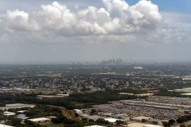 Florida, ABD 'de Tampa şehir merkezinin ufuk çizgisine bakan banliyölere bakan bir hava manzarası.