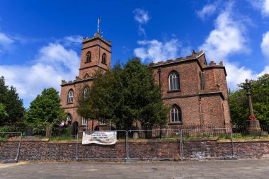 İngiltere, Liverpool 'daki Edge Lane yakınlarındaki All Saints Kilisesi.