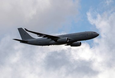 Bir Kraliyet Hava Kuvvetleri Voyager Multi Rolünde Tanker Taşımacılığı Suffolk, İngiltere üzerinde alçaktan uçuyor.