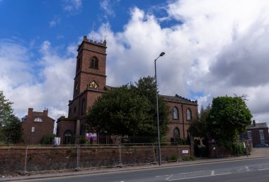 İngiltere, Liverpool 'daki Edge Lane yakınlarındaki All Saints Kilisesi.
