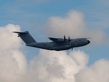 Bir Kraliyet Hava Kuvvetleri Airbus Atlas C1 (A400-180) Suffolk, İngiltere üzerinde uçuyor