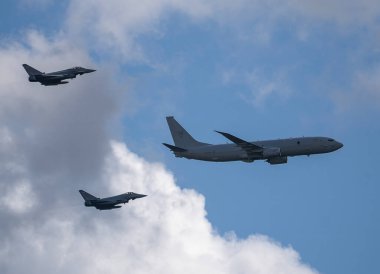 Bir Kraliyet Hava Kuvvetleri Boeing Poseidon MRA1 'e Suffolk, İngiltere üzerinde iki Eurofighter Typhoon eşlik ediyor.