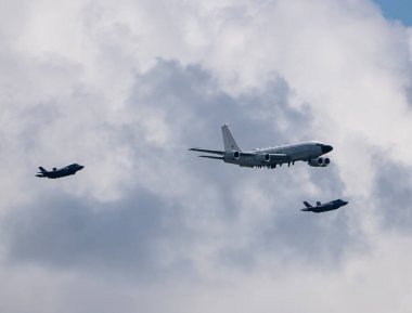 Kraliyet Hava Kuvvetleri Boeing RC-135W Rivet Joint 'e Suffolk, İngiltere üzerinde alçak irtifada bir çift F-35B Lightnings eşlik ediyor.
