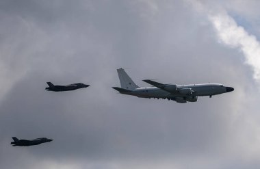 Kraliyet Hava Kuvvetleri Boeing RC-135W Rivet Joint 'e Suffolk, İngiltere üzerinde alçak irtifada bir çift F-35B Lightnings eşlik ediyor.