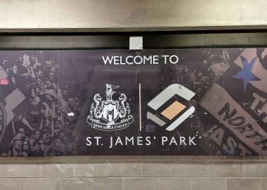 Newcastle, Tyne and Wear, İngiltere 'deki St. James Park' ta bir hoş geldin tabelası.