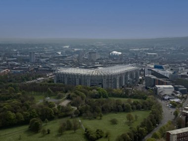 Tyne, Wear, İngiltere 'deki Newcastle United FC' nin anavatanı St James Park 'ın havadan görüntüsü.