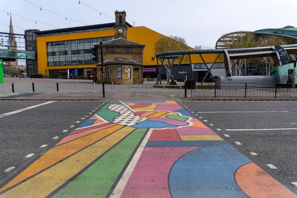 Newcastle, Tyne and Wear, İngiltere 'deki Marlborough Yolu' nda yaya geçidinde canlı sokak sanatı.