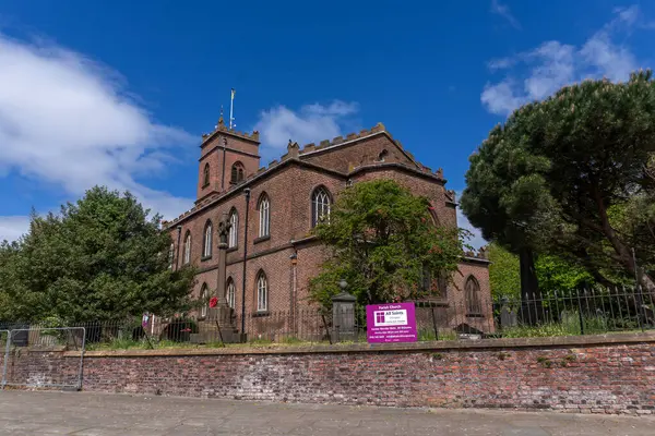 İngiltere, Liverpool 'daki Edge Lane yakınlarındaki All Saints Kilisesi.