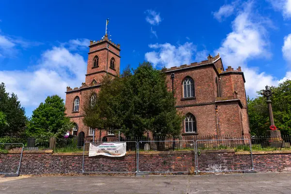 İngiltere, Liverpool 'daki Edge Lane yakınlarındaki All Saints Kilisesi.