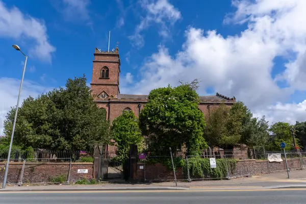 İngiltere, Liverpool 'daki Edge Lane yakınlarındaki All Saints Kilisesi.