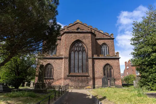 İngiltere, Liverpool 'daki Edge Lane yakınlarındaki All Saints Kilisesi.