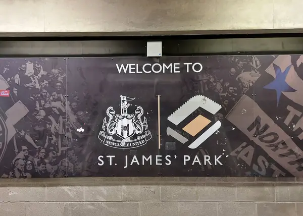 Newcastle, Tyne and Wear, İngiltere 'deki St. James Park' ta bir hoş geldin tabelası.