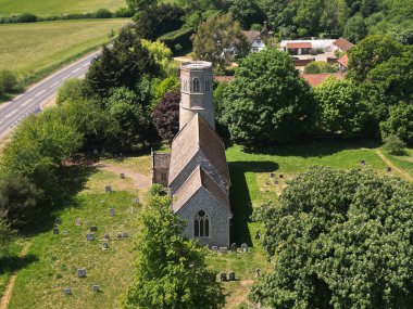 Thorpe Abbotts, Norfolk, İngiltere 'deki All Saints Kilisesi' nin hava görüntüsü.