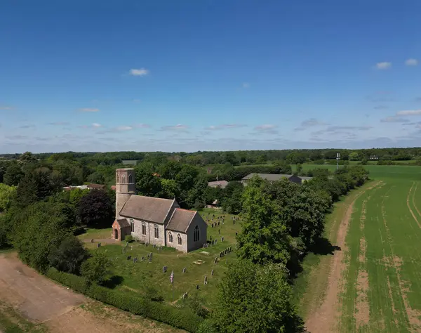 Thorpe Abbotts, Norfolk, İngiltere 'deki All Saints Kilisesi' nin hava görüntüsü.