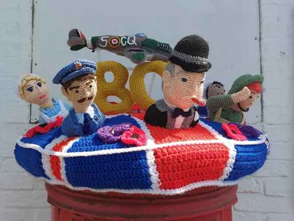 Claydon, Suffolk, İngiltere 'de Zafer Günü temalı bir posta kutusu.