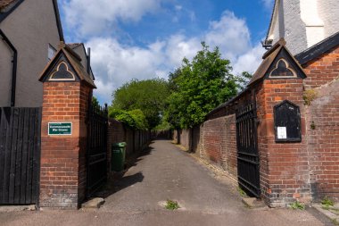 Clare, Suffolk, İngiltere 'deki mezarlığın girişi.