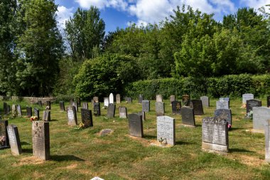 Clare, Suffolk, İngiltere 'deki mezarlıkta mezar taşları.
