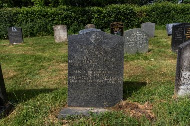 Clare, Suffolk, İngiltere 'deki mezarlıkta mezar taşları.