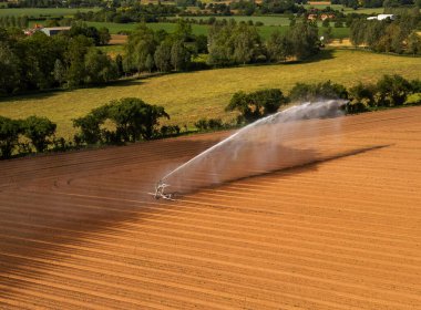 Suffolk, İngiltere 'de Bures yakınlarında sulanan tarım arazilerinin hava görüntüsü.