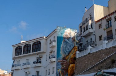La Ametlla de Mar 'daki limana bakan Aziz Peter Fisherman' ın duvar resmi, Katalonya, İspanya