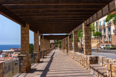 Tarragona, İspanya 'daki Aziz Anthony Kapısı yakınlarındaki pergola.