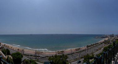 İspanya, Tarragona 'daki Miracle Sahili' ne bakıyorum.