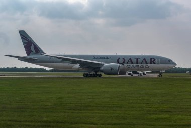 Bir Katar Havayolları Kargo Boeing 777-FDZ Essex, İngiltere Stansted Havalimanı 'nda