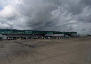 Essex, İngiltere 'deki Stansted Havalimanı' ndaki terminal binasının üzerinde gri bulutlar var.