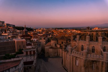 İspanya Katalonya 'da Tortosa' nın çatılarında şafak söküyor.