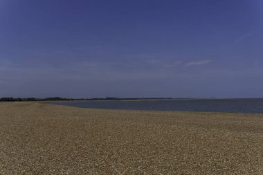 Suffolk, İngiltere 'deki Shingle Caddesi' ndeki kumsalda mavi gökyüzü.