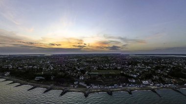 Felixstowe, Suffolk, İngiltere 'de deniz kenarında günbatımının hava görüntüsü.