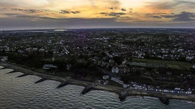 Felixstowe, Suffolk, İngiltere 'de deniz kenarında günbatımının hava görüntüsü.