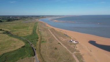 Suffolk, İngiltere 'deki Shingle Caddesi' ndeki plajın 4k drone görüntüleri.