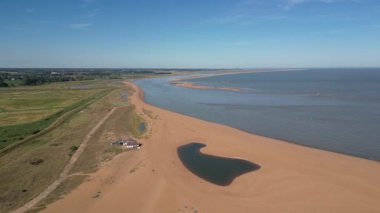 Suffolk, İngiltere 'deki Shingle Caddesi' ndeki plajın 4k drone görüntüleri.