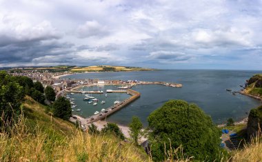 İngiltere 'nin Aberdeenshire kentindeki Stonehaven kasabasının yüksek açılı görüntüsü.