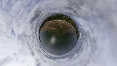 Angus, İskoçya 'daki Montrose yakınlarındaki Lunan Körfezi' ndeki muhteşem kumsalın küçük bir gezegen manzarası.