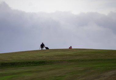 İskoçya, Aberdeen 'deki Balnagask Golf Sahasında yürüyen golfçüler