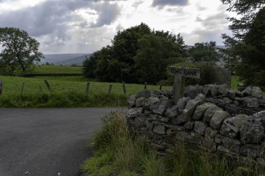 Cumbria, İngiltere 'de Coanwood yakınlarındaki bir çiftliğin sınırını gösteren taş bir duvar.