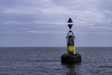 Penzance, Cornwall, İngiltere 'deki liman yakınlarında bir Kardinal Marks şamandırası.