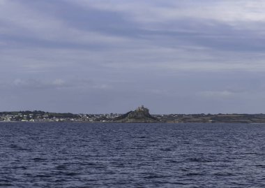 İngiltere 'nin Cornwall kentindeki Marazion yakınlarındaki St. Michaels Dağı.