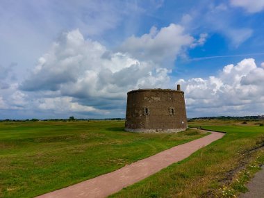 Old Felixstowe, Suffolk, İngiltere 'de bir Martello Kulesi.