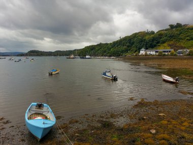 Tobermory, Mull Adası, İskoçya limanında küçük tekneler.