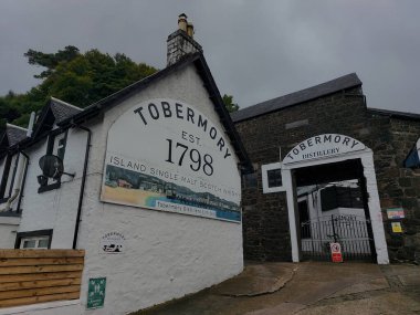İskoçya 'daki Mull Adası' ndaki Tobermory Damıtma Ziyaret Merkezi.