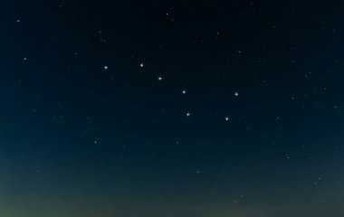 Suffolk, İngiltere 'de Ursa Major takımyıldızındaki Plough (ya da Büyük Ayı) asterizmi